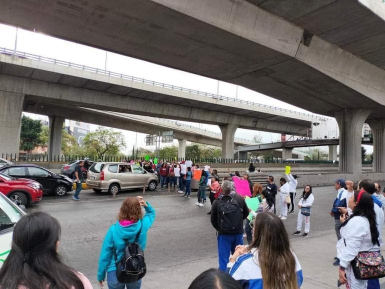 Maestros bloquean vialidades por más de ocho horas, GEM accede a cumplir sus demandas