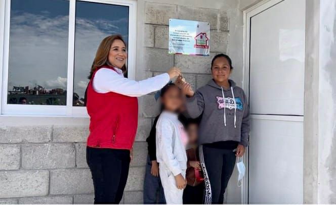 ana Muñiz Neyra entrega casa en San Mateo Atenco