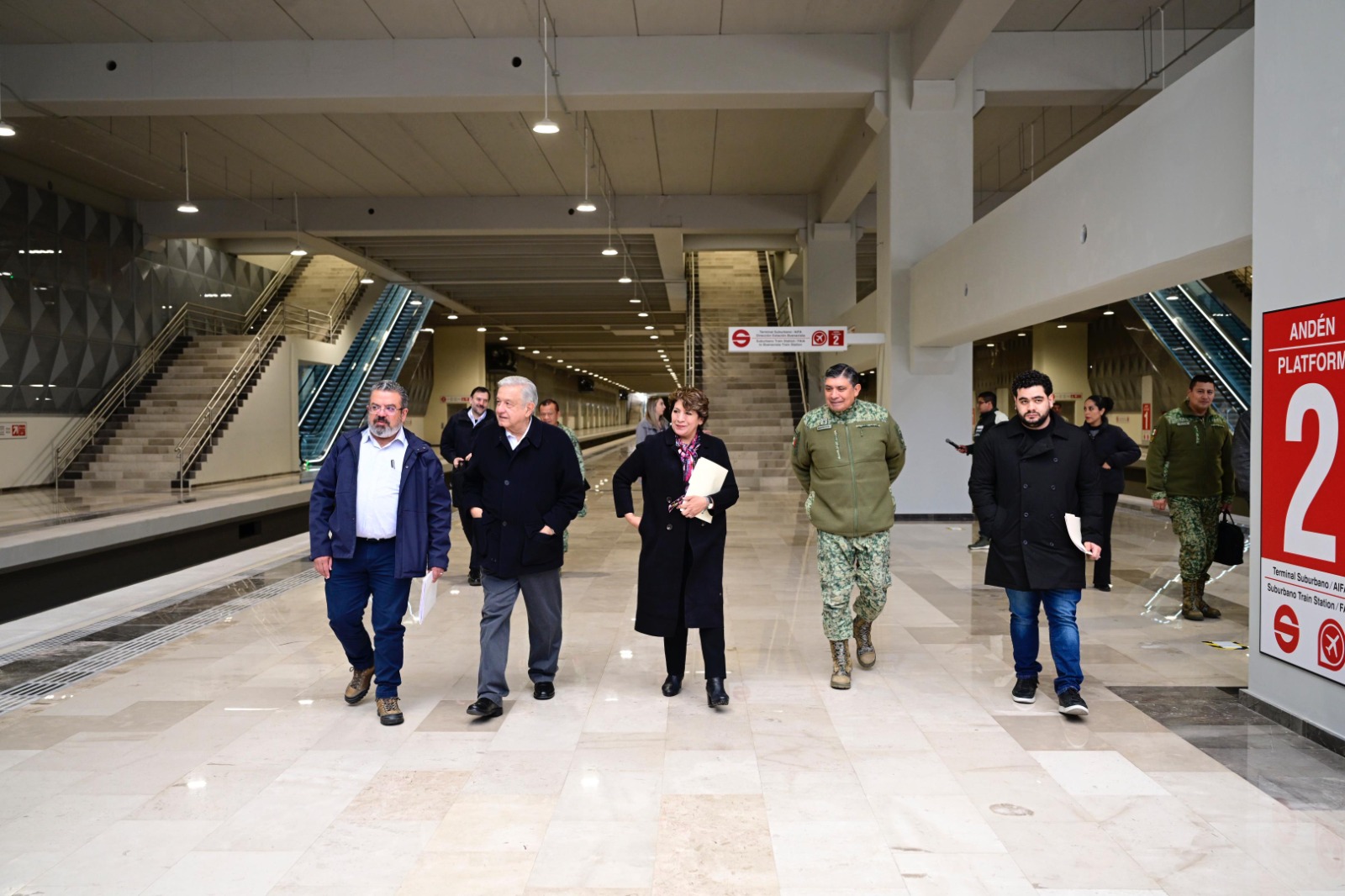 Andrés Manuel López Obrador y Delfina Gómez recorren el Tren Interurbano que conecta al AIFA