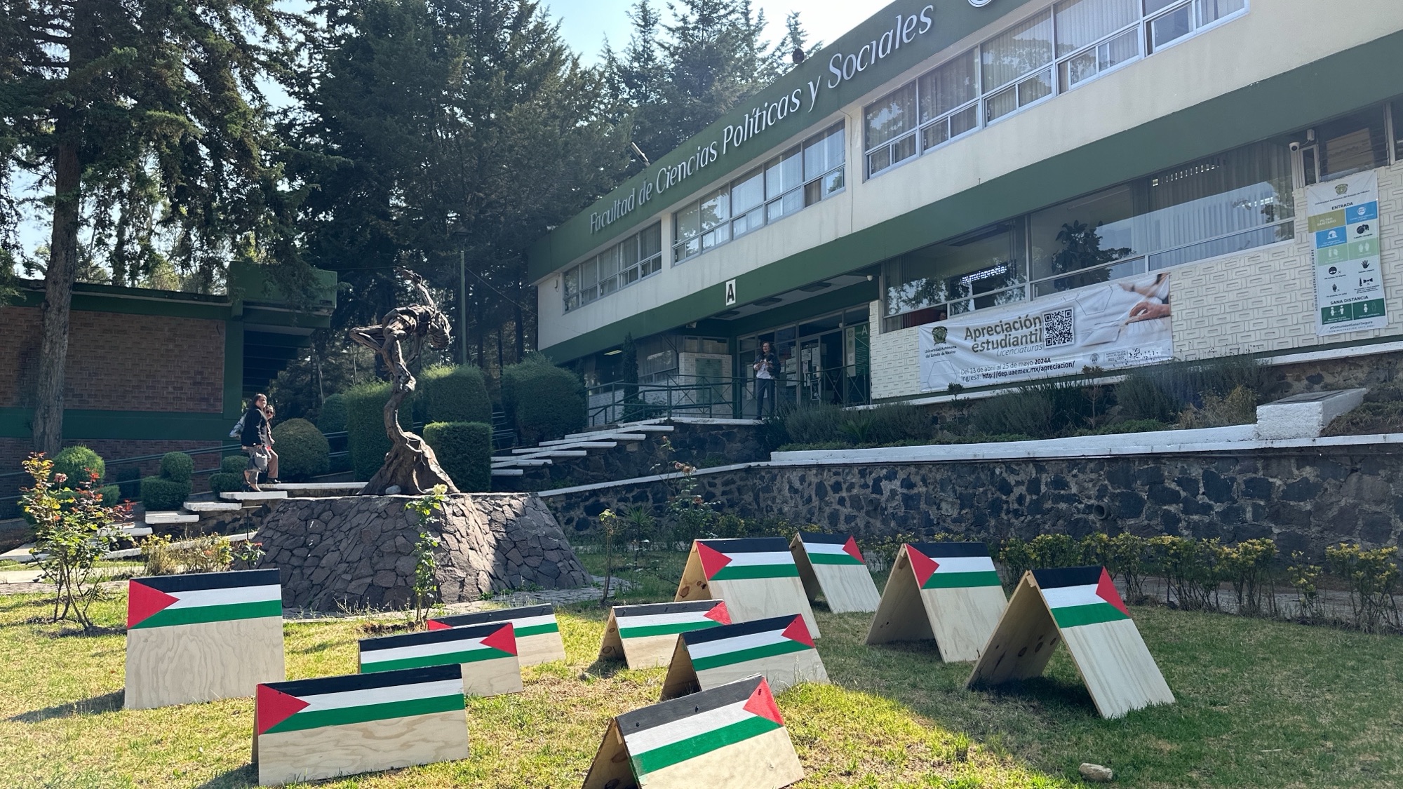Académico de la Uaeméx realiza performance para concienciar sobre Palestina