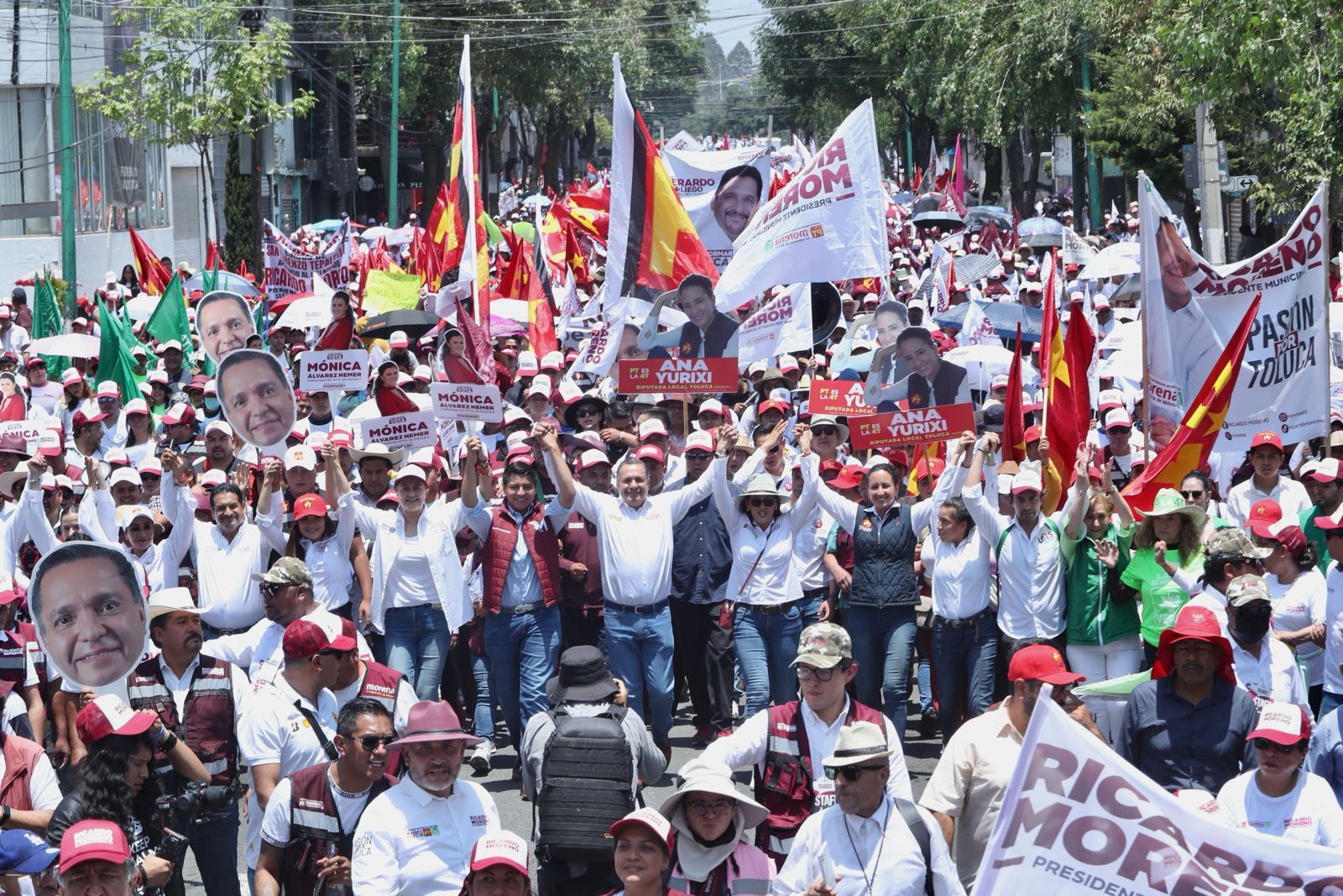 Ricardo Moreno cerró su campaña en la Alameda Central de Toluca