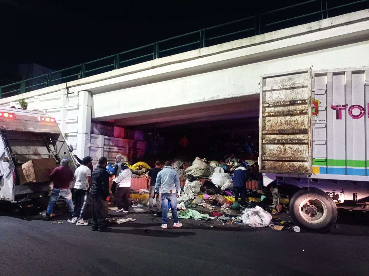 Toluca retira 25 toneladas de basura y reubica a 10 personas que vivían en un bajo puente