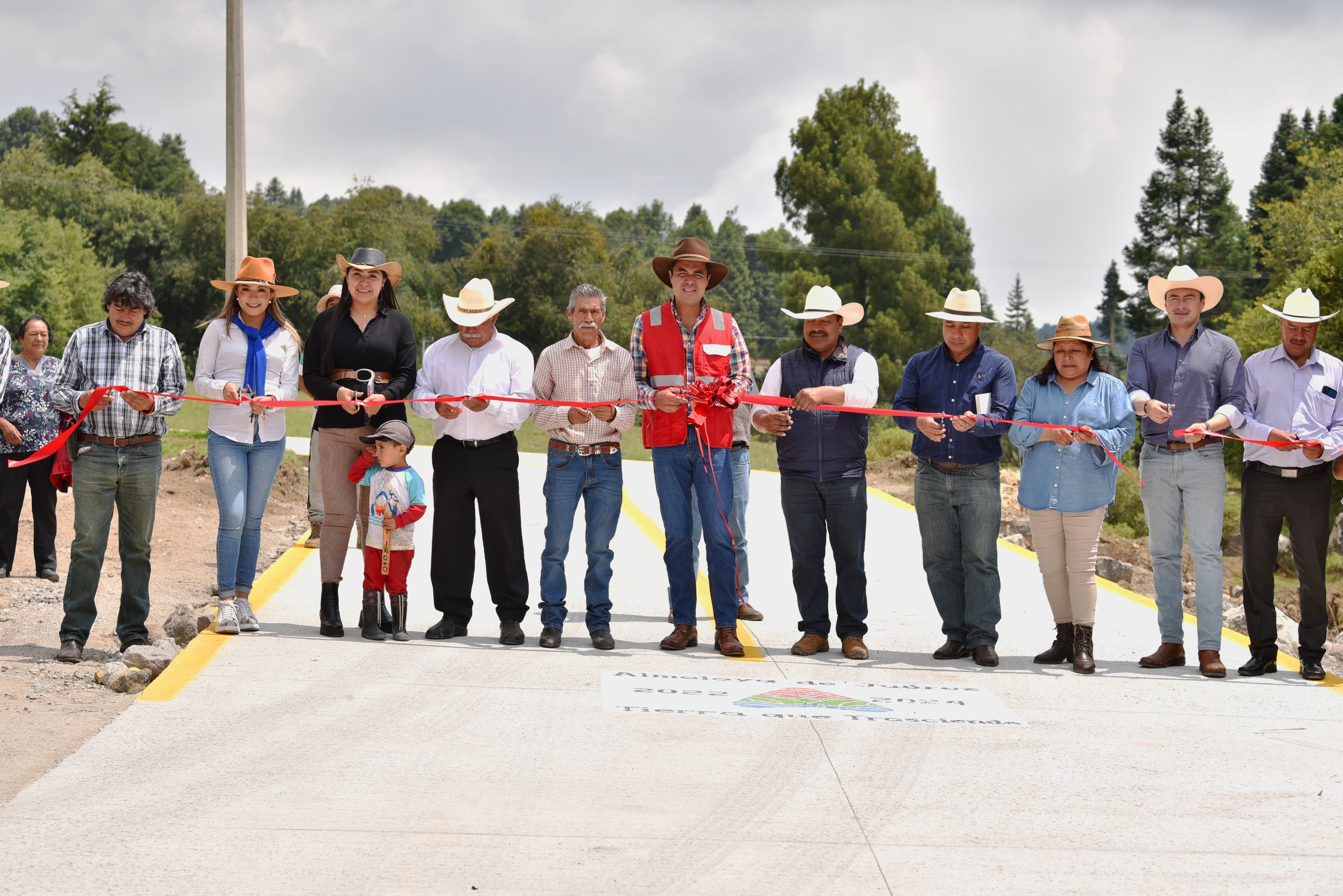 Almoloya de Juárez inaugura caminos para mejorar calidad de vida