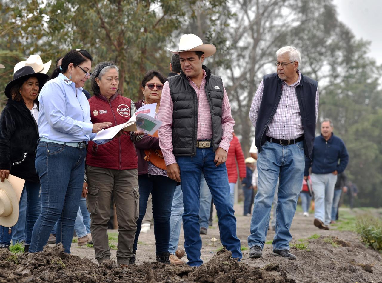 En Almoloya de Juárez alcalde y secretaria del Campo del Edoméx supervisan trabajos