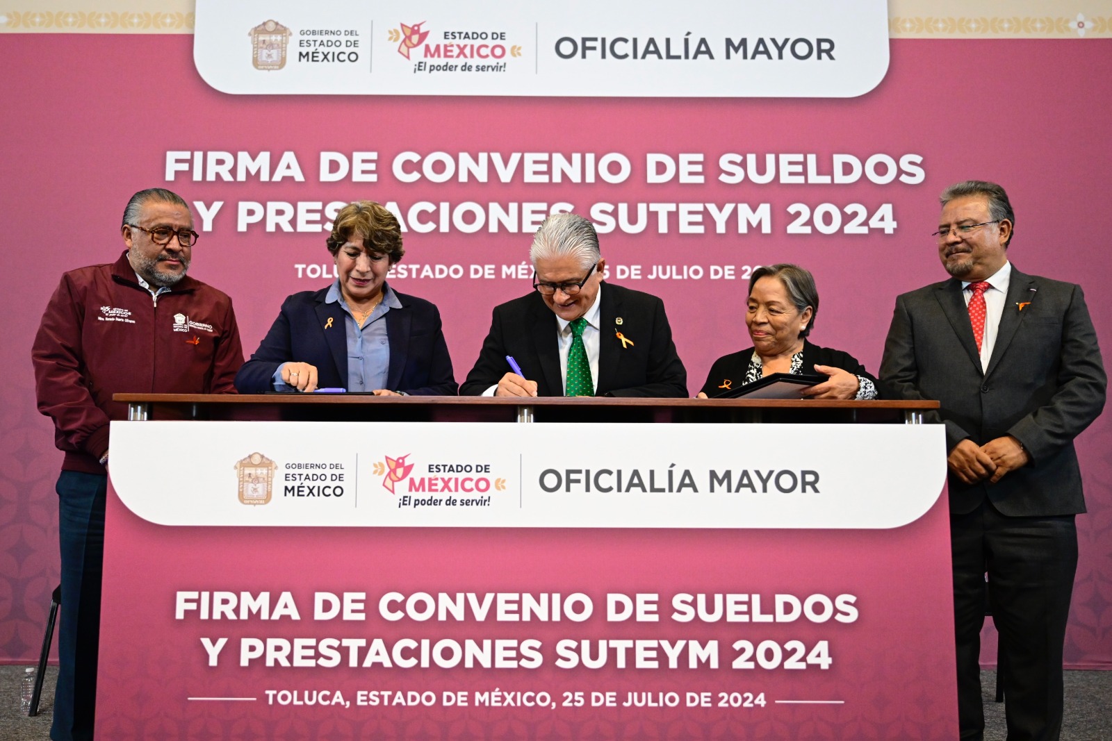 La gobernadora Delfina Gómez firmó el convenio de aumento salarial a trabajadores del gobierno mexiquense