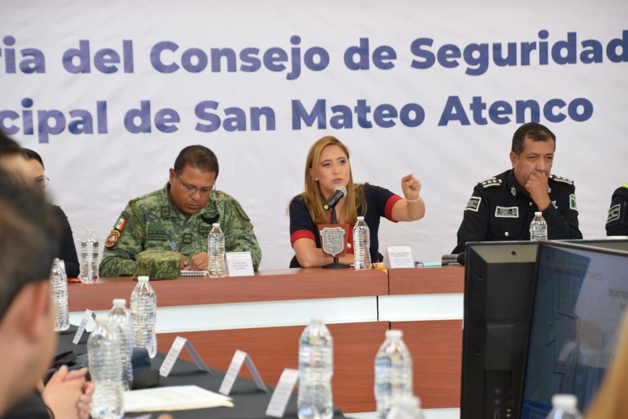 La alcaldesa de San Mateo Atenco, Ana Muñiz Neyra en sesión del Consejo de Seguridad Municipal