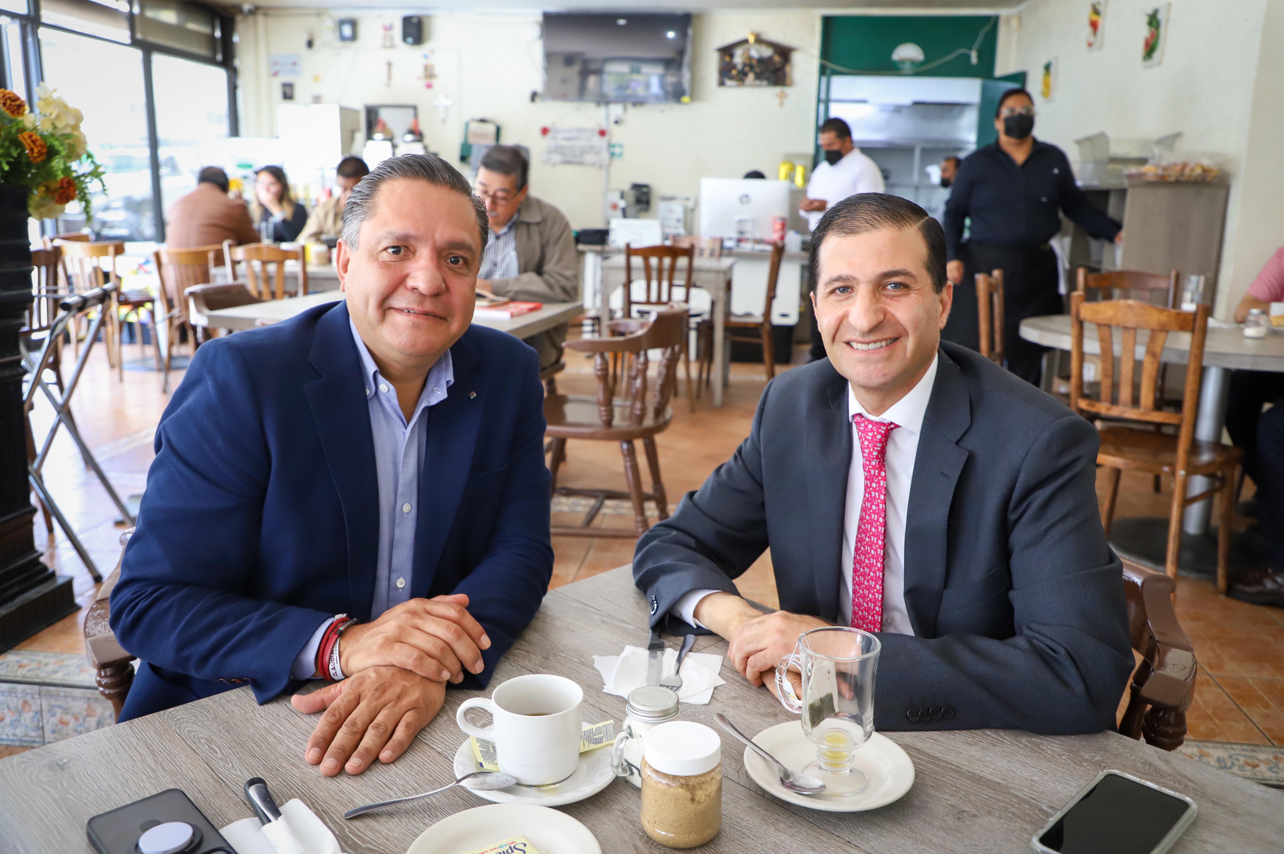 Ricardo Moreno y Juan Maccise, presidente municipal electo y alcalde en funciones de Toluca