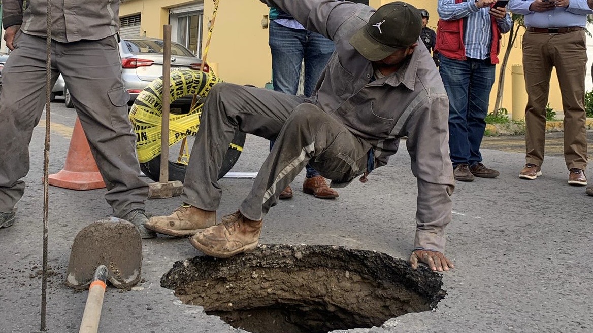 Otro socavón en Toluca, ahora en la colonia Morelos