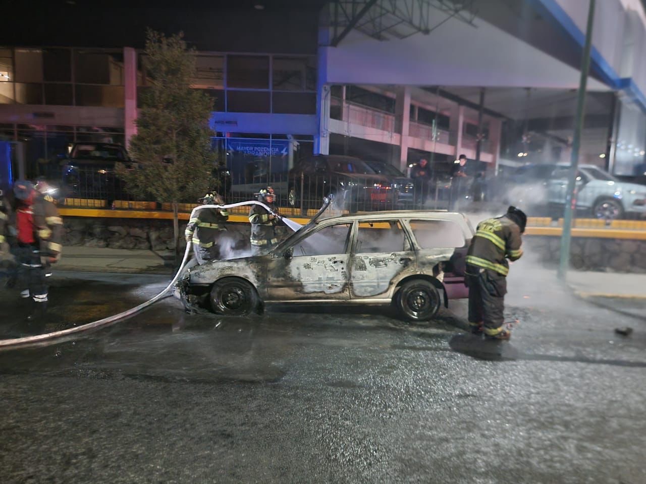Vehículo se incendia en Toluca