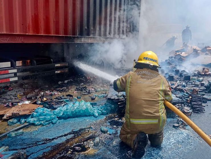 Bomberos de San Mateo Atenco atienden incendio en Ocoyoacac