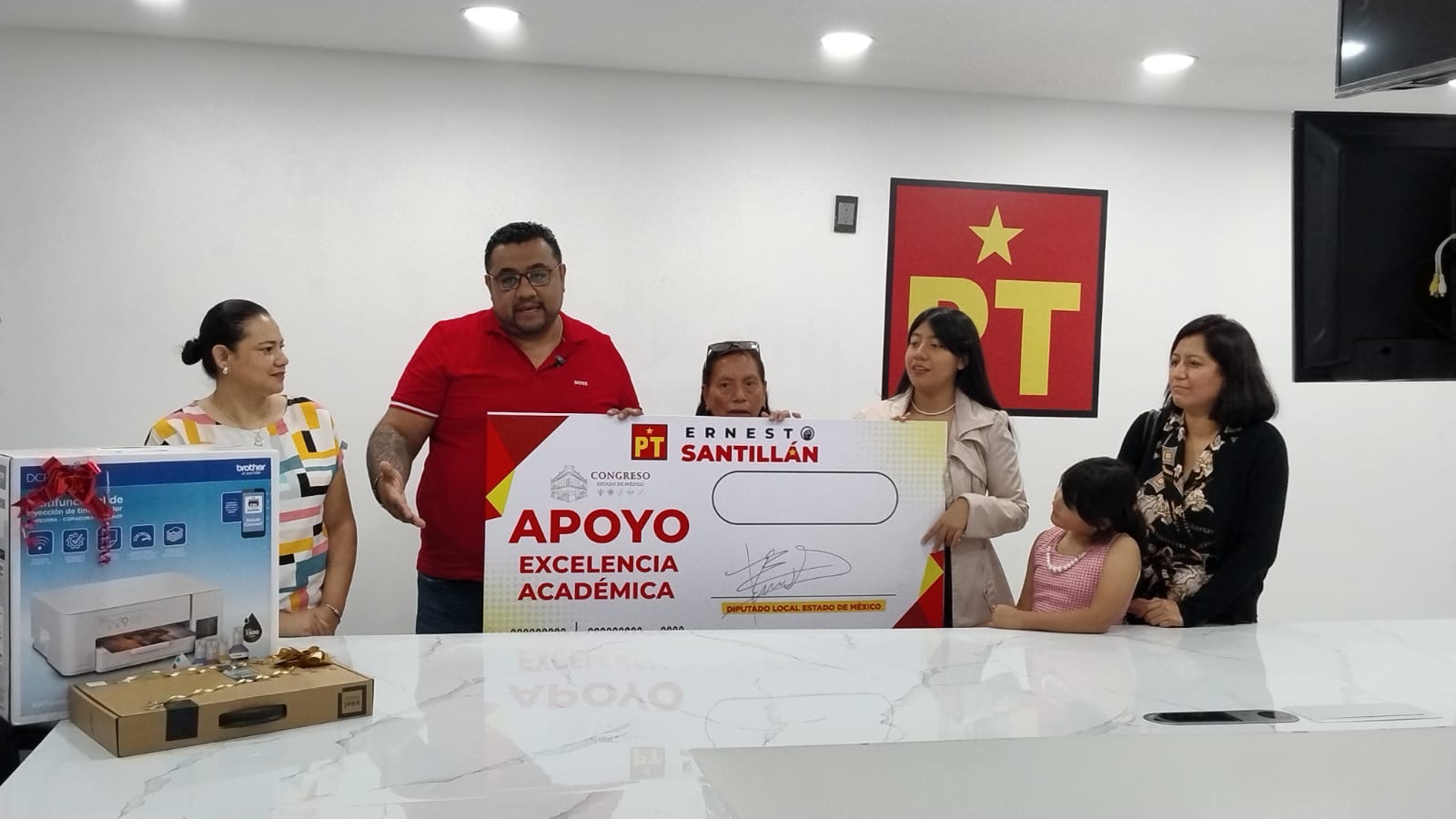 Estudiante de Ecatepec recibe apoyo por lograr examen perfecto en la UNAM