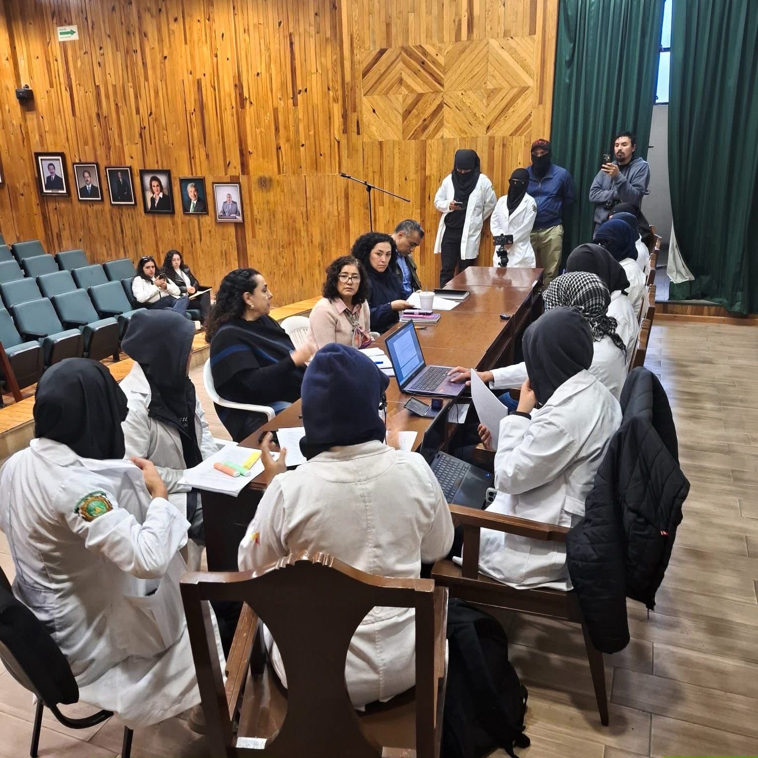 Patricia Zarza, rectora de la UAEMéx, se reúne con estudiantes de Medicina, Turismo y Gastronomía
