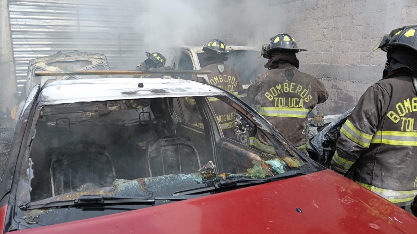 Incendio en taller de Toluca deja solo daños materiales