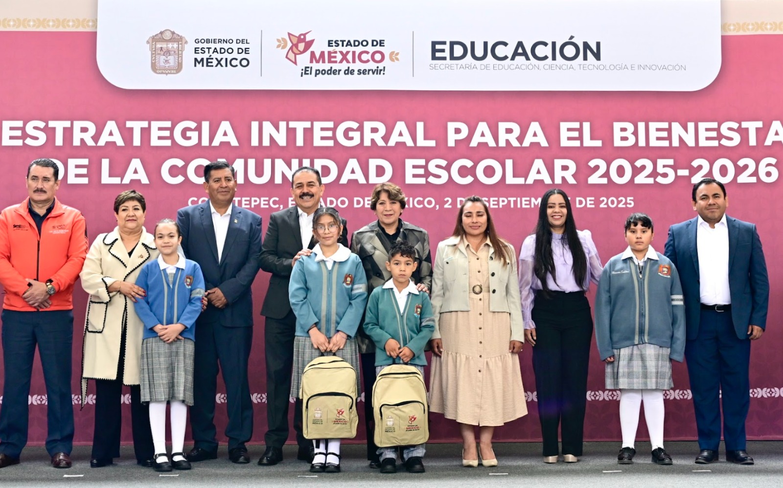 Delfina Gómez entrega útiles escolares