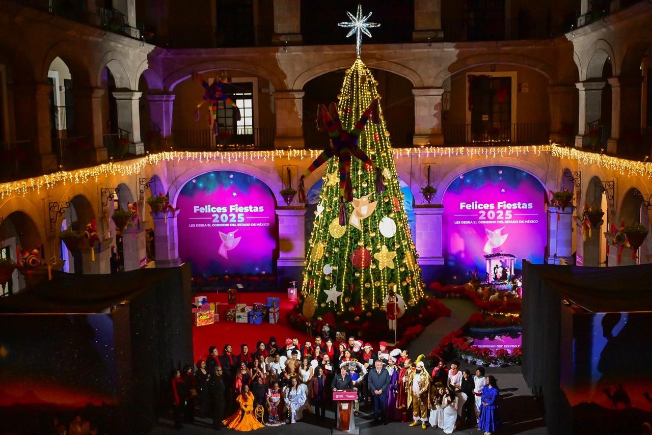 Delfina Gómez enciende árbol navideño en Palacio