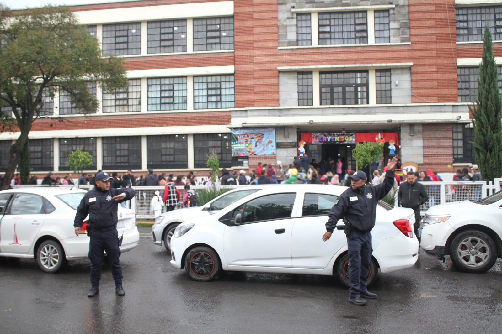 Regreso a clases moviliza a miles de policías