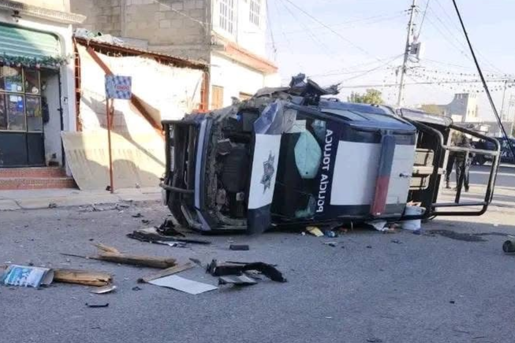 Patrulla de Toluca se vuelca tras emergencia médica