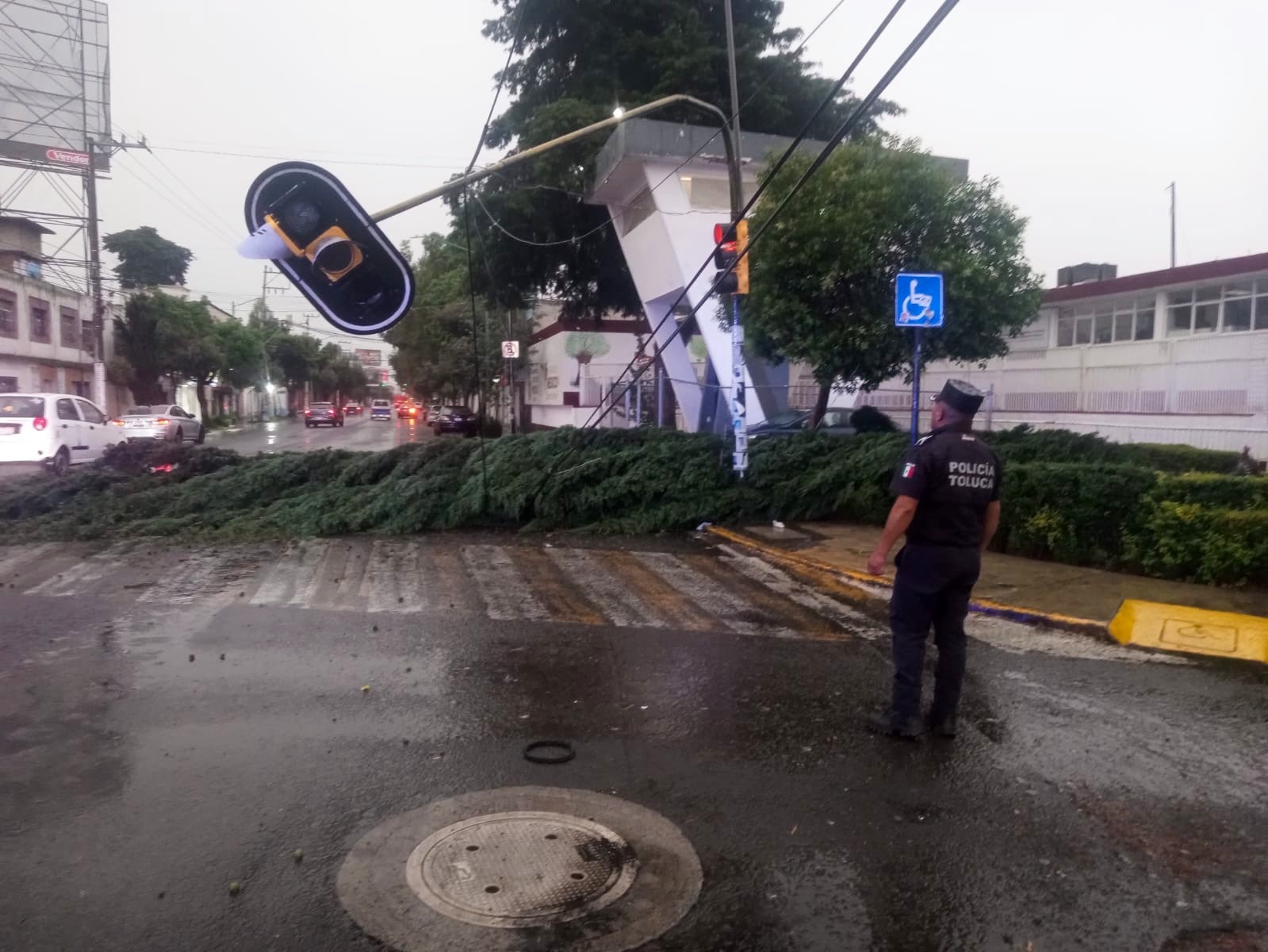Toluca despliega operativo tras intensa lluvia de este lunes